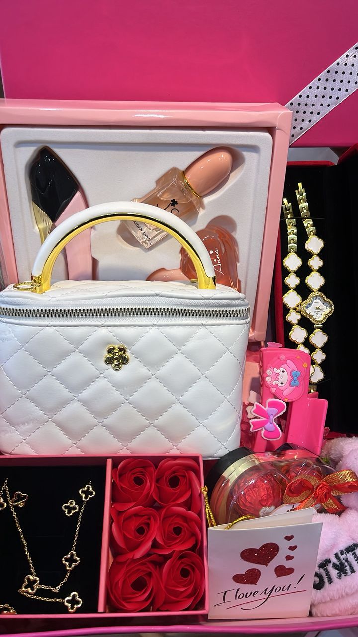Pink surprise box with a handbag, perfumes, jewellery and soap roses